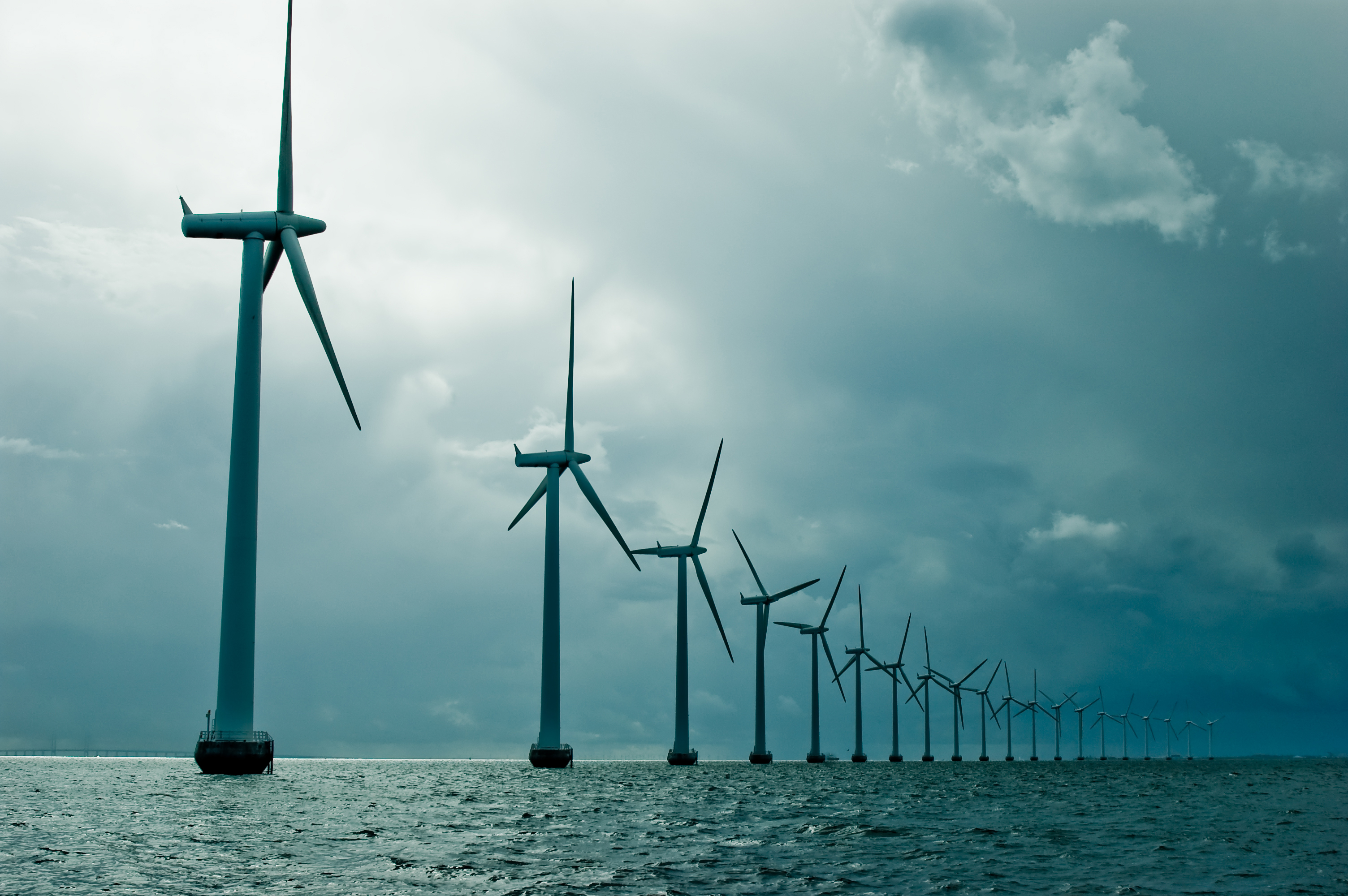 Реализовывать энергию. Акватория Тронхейма ветряки. Морской ветропарк в Дании. Морская ветрогенераторная электростанция. Оффшорная ветряная электростанция.